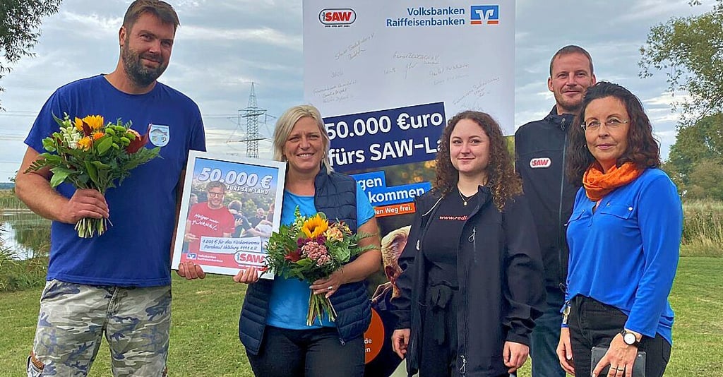 Von links: Der Vorsitzende des Fischereivereins, Norman Becker, und Gewinnerin Anja Krüger nahmen freudig ihren Gewinn von Radio-SAW-Reporterin Anna Schwanz, Marketingleiter Matthias Werner und Volksbank-Prokuristin Nordica Kühne entgegen.