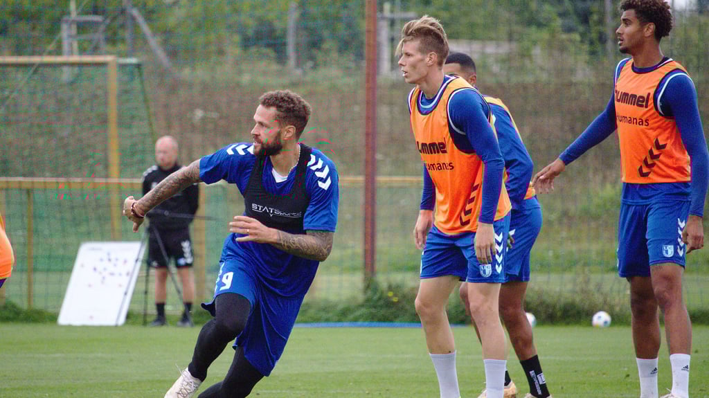Wer bekommt den Vorzug im Sturm des 1. FC Magdeburg gegen den 1. FC Nürnberg: Luc Castaignos (l.) oder Luca Schuler? Hier gemeinsam mit Jamie Lawrence (r.) beim Training am Freitagmittag.