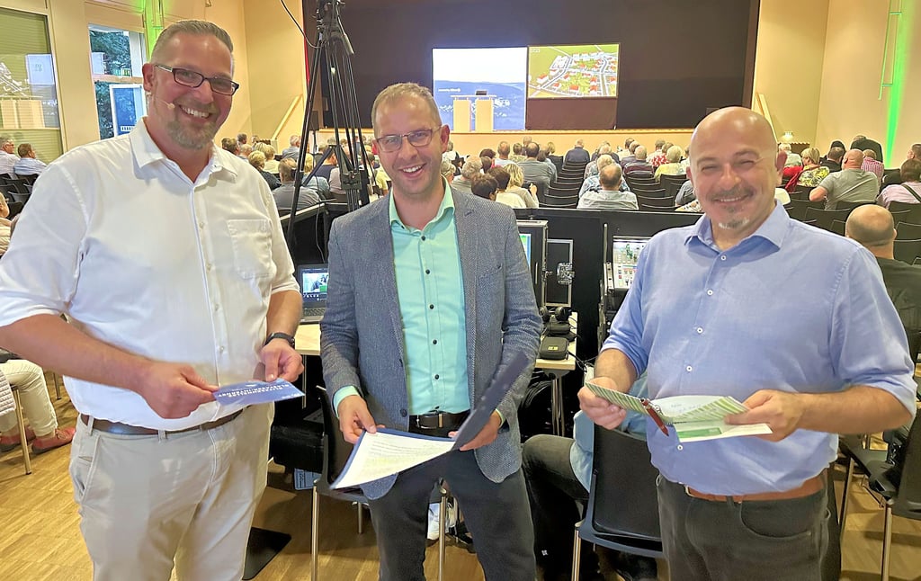 In der Burger Stadthalle wurde der Glasfaserausbau für die Kreistadt und Dörfer vorgestellt. Zu den Akteuren zählten (von links) Knut Najewitz (Kooperationspartner), Bürgermeister Philipp Stark und Salvo Capizzi (Unsere Grüne Glasfaser).