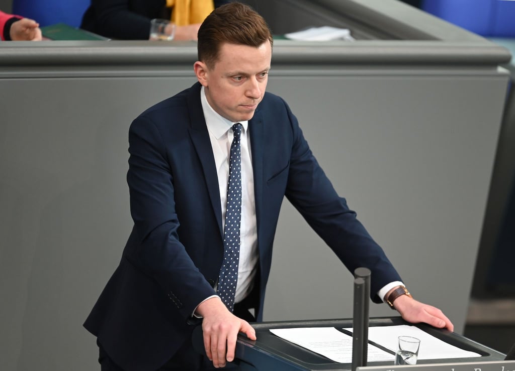 Adis Ahmetovic (SPD), Mitglied des Deutschen Bundestags, spricht im Plenum des Parlaments.