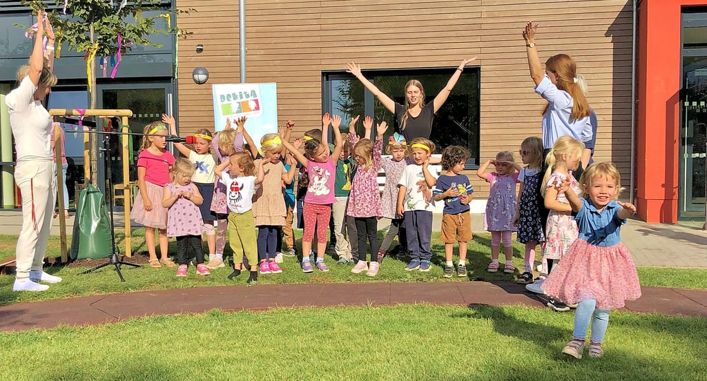 Zur Eröffnung und Namensgebung der Kita „Am Georgengarten“ gestalten die Kindergartenkinder ein Programm.