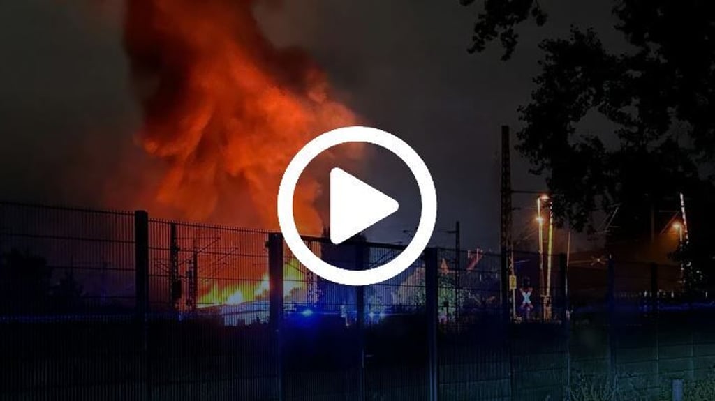 Am Donnerstagabend kam es zu einem Großbrand auf dem RAW-Gelände in der Nähe des Hauptbahnhofs in Halle (Saale).