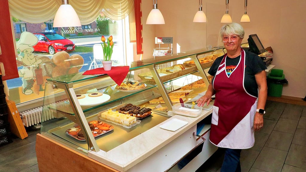 Am Sonnabend schließt die Filiale der Bäckerei Hoffmann in Holzdorf. Dann ist auch für Verkäuferin Elke Wolf Schluss, was sie sehr bedauert.