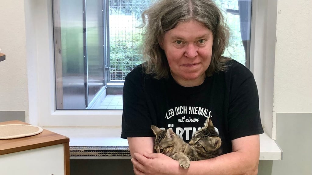 Jacqueline Just, hier mit ihren „Päppelkitten“, ist die Katzenfrau im Tierheim.