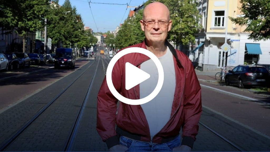 Bernd Wiegand in der Ludwig-Wucherer-Straße, dem zweiten Anschlagsort von Halle. "Ich habe mich damals machtlos gefühlt", sagt er heute.