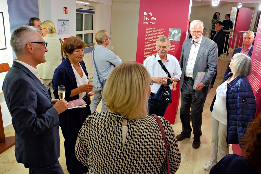 Die Musik-Galerie an der Goitzsche ist nach langer Bauzeit eröffnet. Die Premierenausstellung besuchte auch Kulturminister Rainer Robra (2.v.r.).