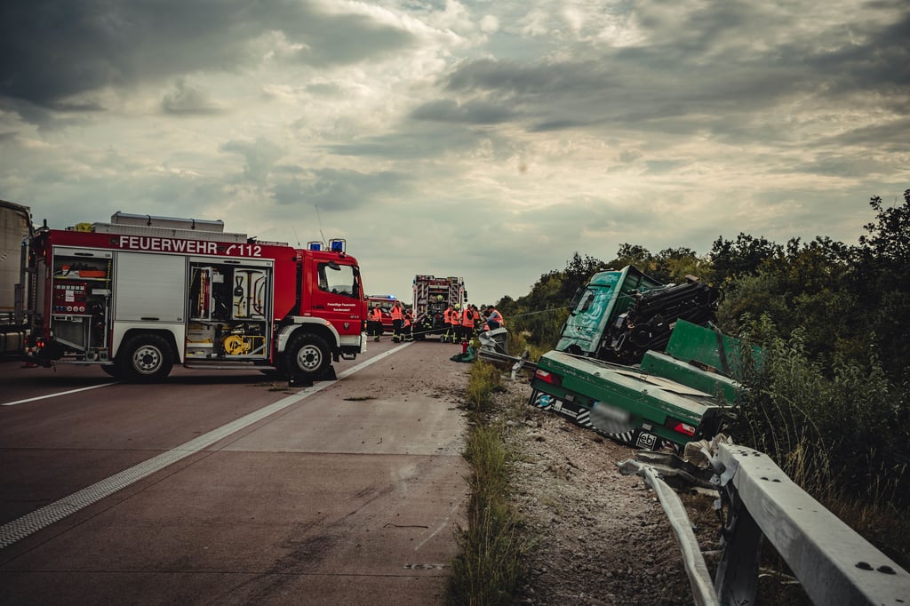 Der Lastwagen rutschte in den Graben und verlor dort Diesel.