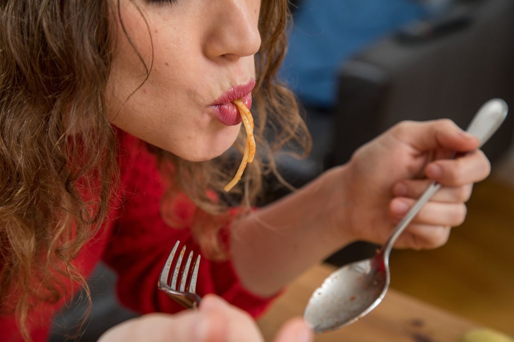 Lautlos essen? Kaum möglich. Die Geräusche, die am Esstisch entstehen, können einige Menschen aber fast nicht aushalten.