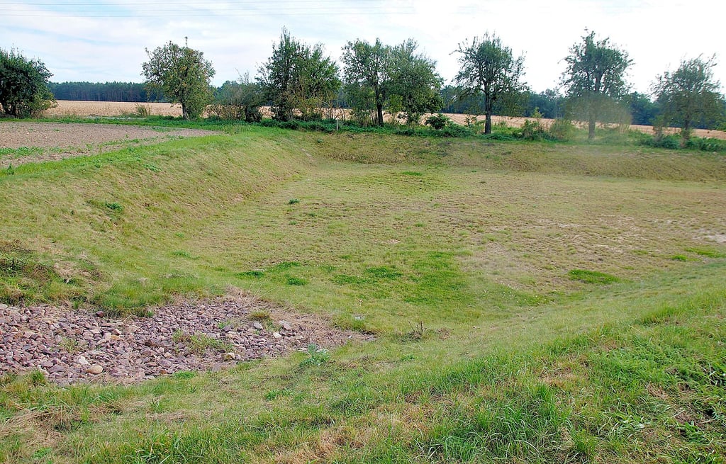 Ein solches Regenrückhaltebecken, wie es im Rahmen des Bodenordnungsverfahrens am Siedentrammer Weg bei Poppau gebaut wurde, soll jetzt auch in Hanum entstehen.