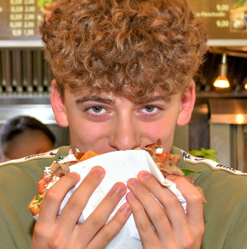 Jamie Klehm aus Wanzleben lässt sich einen Döner schmecken und ist davon überzeugt, dass es in Wanzleben den besten Döner von ganz Deutschland gibt.