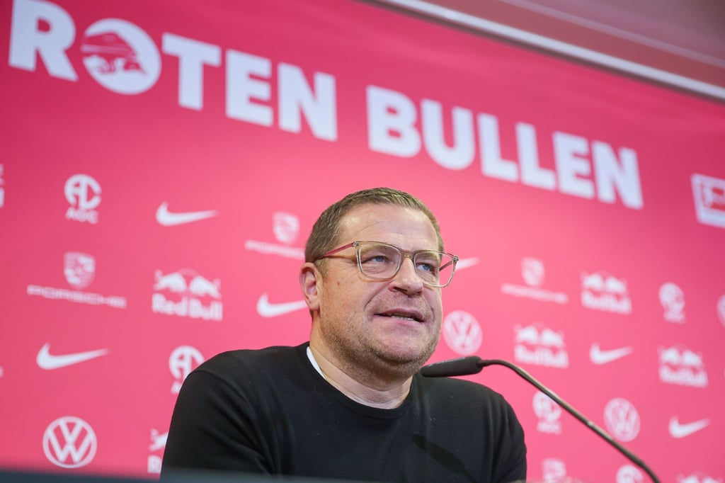 RB-Sportvorstand Max Eberl spricht in einer Pressekonferenz.