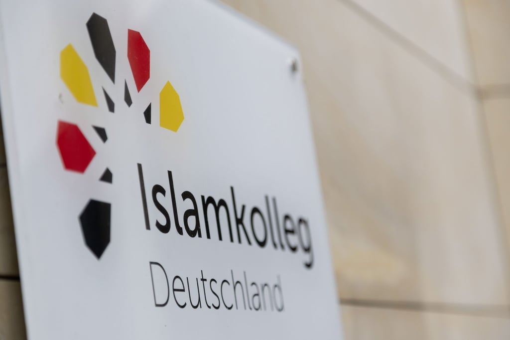 „Islamkolleg Deutschland“ steht auf einem Schild an einem Gebäude.
