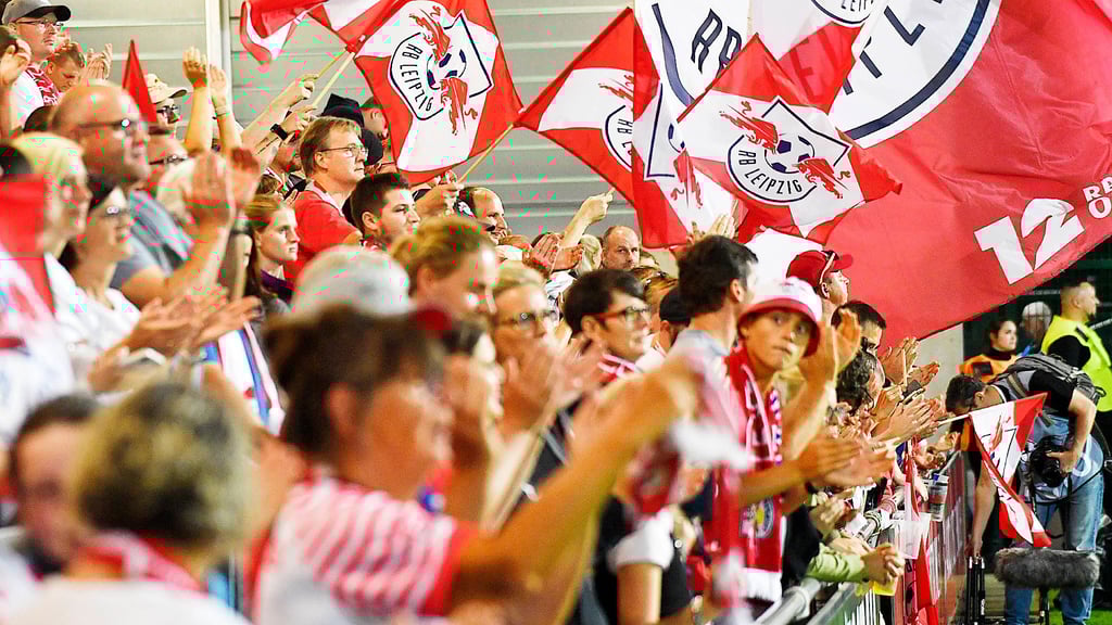 Mehr als 1000 Fans sorgten für lautstarke Unterstützung der RB-Frauen beim Heimsieg gegen SGS Essen.