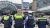 Sicherheitskräfte sind dafür zuständig, das geltende Waffenverbot rund um den Hamburger Hauptbahnhof zu kontrollieren.