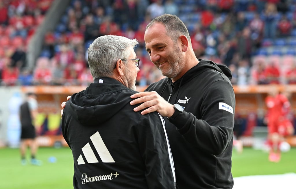 Berlins Trainer Urs Fischer (vorn) im Gespräch mit Heidenheims Trainer Frank Schmidt.