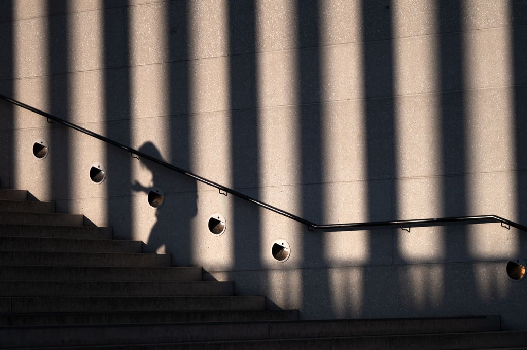 Der Schatten einer Frau fällt auf eine Wand am Pergamonmuseum.