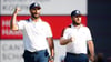 Der Spanier Jon Rahm (l) und Tyrrell Hatton aus England jubeln.