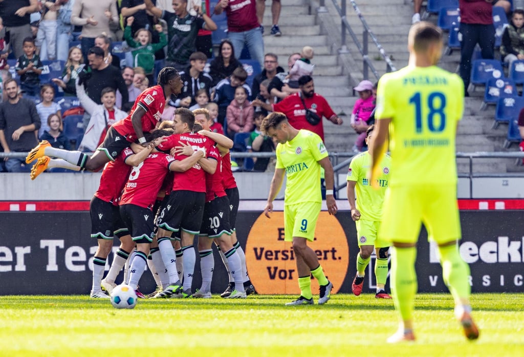 Die 96-Profis jubeln nach dem Treffer zum 1:0.