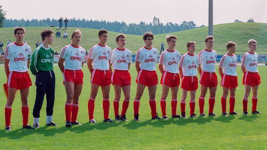 Markus Babbel (links) und Max Eberl (2.v.r.) im Team der Bayern B-Junioren