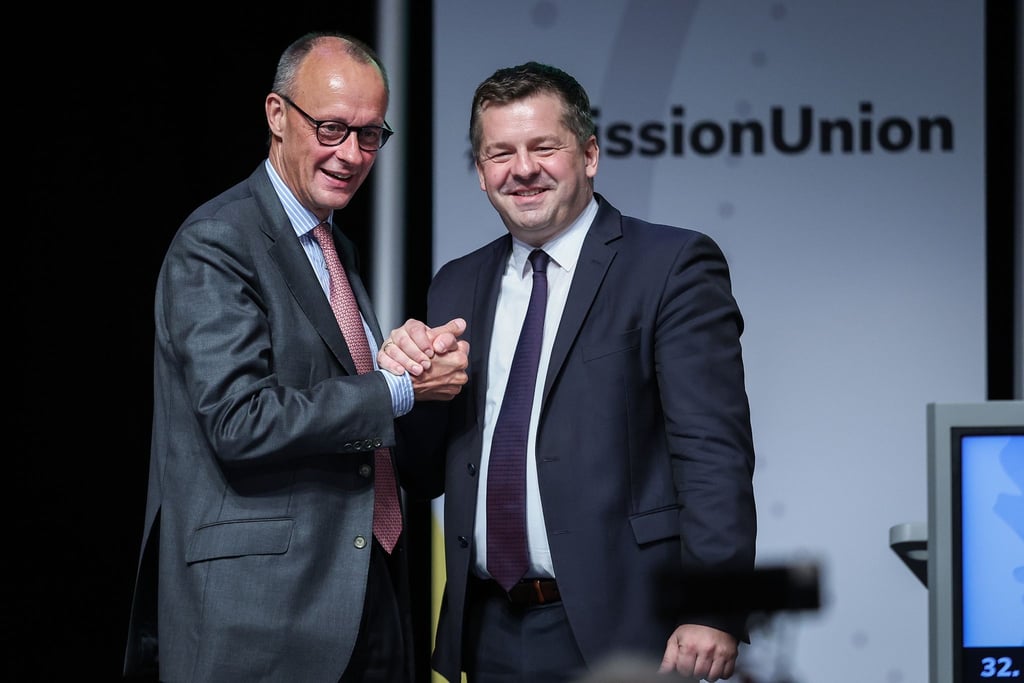 Friedrich Merz (l), CDU-Bundesvorsitzender, und Sven Schulze (CDU), Wirtschaftsminister von Sachsen-Anhalt.
