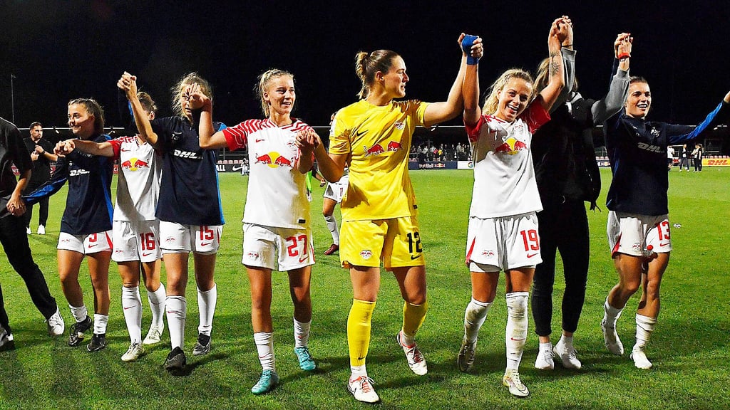 Die Frauen von RB Leipzig feiern ihren ersten Sieg in der Bundesliga mit den Fans am Cottaweg,