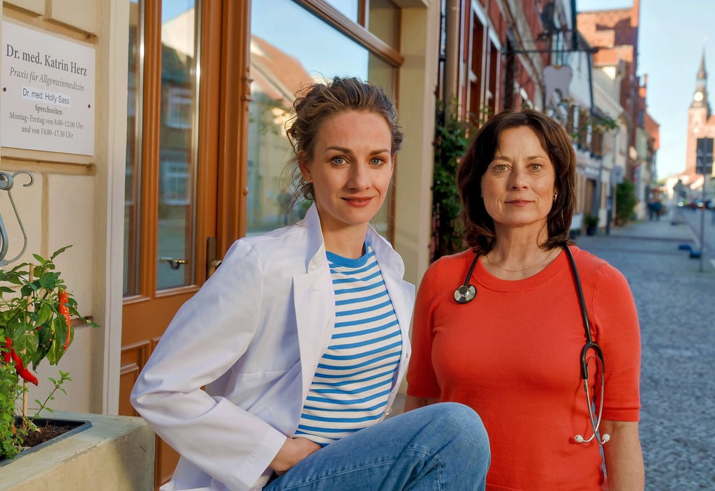 Holly Sass (Karoline Teska, links) und Katrin Herz (Inka Friedrich) vor ihrer Filmpraxis in der Tangermünder Innenstadt.
