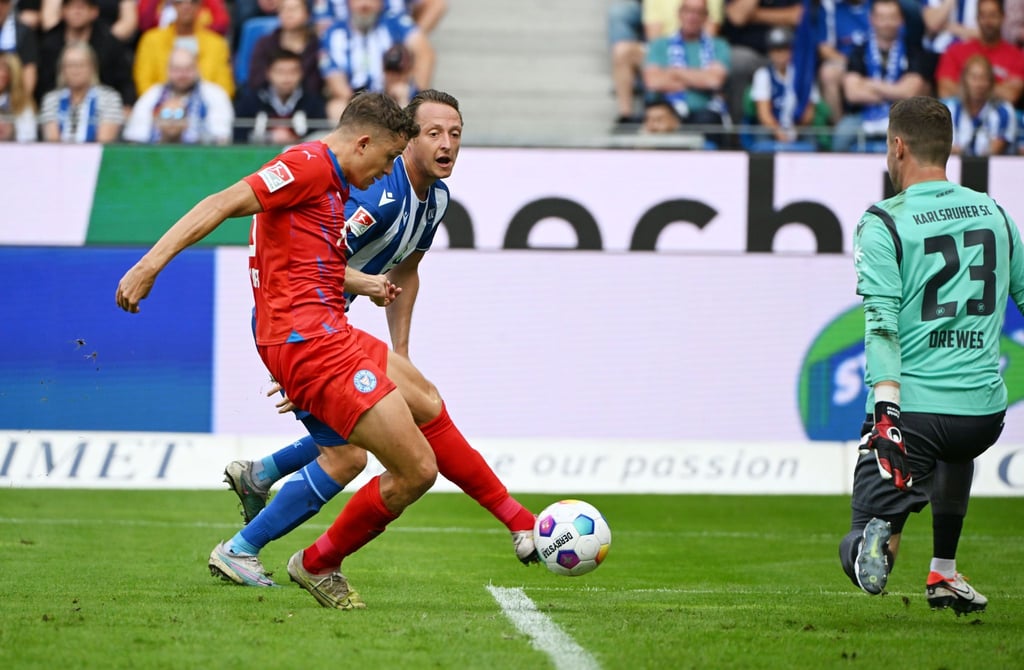 Der Kieler Benedikt Pichler (l) trifft zur Führung.