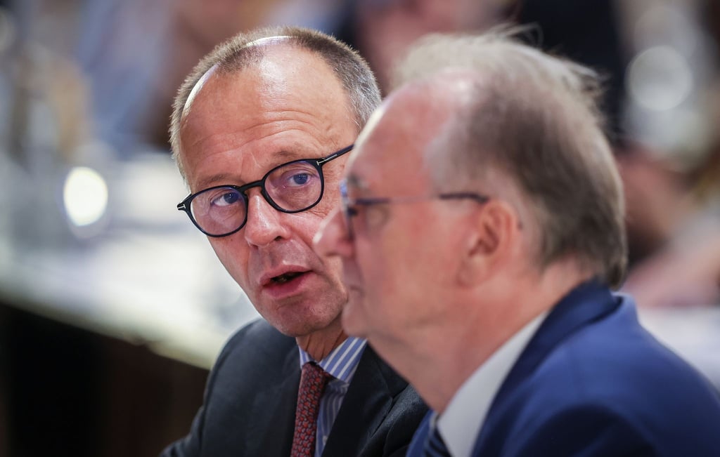Ministerpräsident Reiner Haseloff (r) und CDU-Bundesvorsitzender Friedrich Merz nehmen am Landesparteitag in Magdeburg teil.