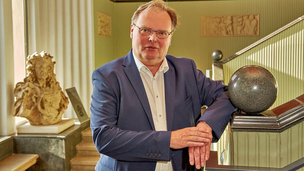 Uwe Hey im Flur des Rathauses II, an dessen Gestaltung er maßgeblich mitgewirkt hat.