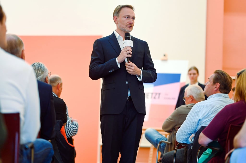 In seiner Funktion als amtierender Grünkohlkönig der Stadt Oldenburg nahm Lindner am Festumzug zum Kramermarkt teil.