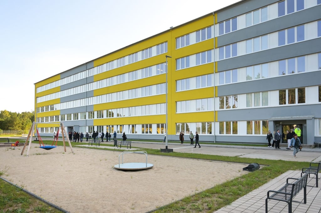 Besucher besichtigen das Gelände der neuen Landesaufnahmeeinrichtung für Geflüchtete in Stendal.