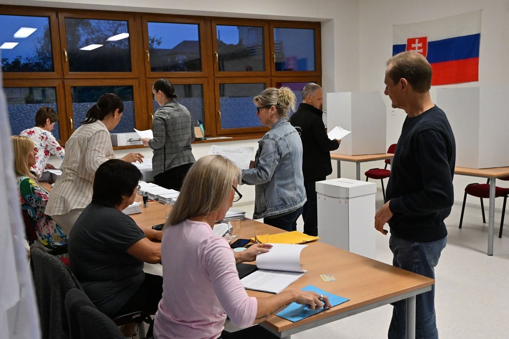 Menschen geben ihre Stimmen bei der Parlamentswahl in der Slowakei ab.