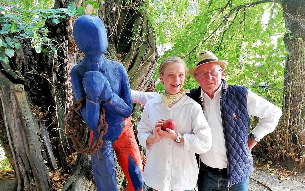 Am Freitagnachmittag fand in der Göbitzer Mühle das erste Kunstfest statt. Kabarettistin Annemarie Schmidt plaudert mit Besucher Friedrich-Karl Steinbach unter der alten Robinie.