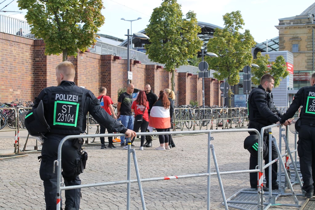 Die sechs Demonstranten wurden von der Polizei abgeschirmt. Zu sagen hatten sie nichts.