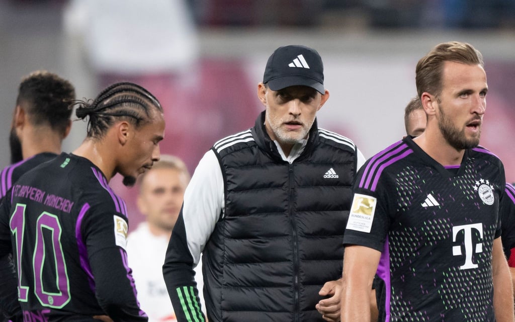 Bayerns Leroy Sane (l), Bayerns Harry Kane (r) und Bayern Trainer Thomas Tuchel.