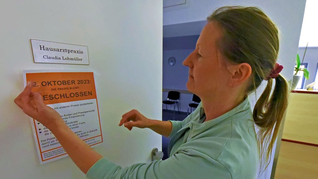 Mit dabei beim Ärzteprotest in Aschersleben ist die Praxis der Allgemeinmedizinerin Claudia Lohmüller. „Wir wollen ein Zeichen setzen“, sagt sie.