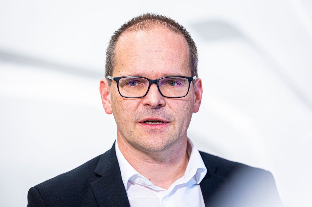 Grant Hendrik Tonne gibt ein Pressestatement ab.