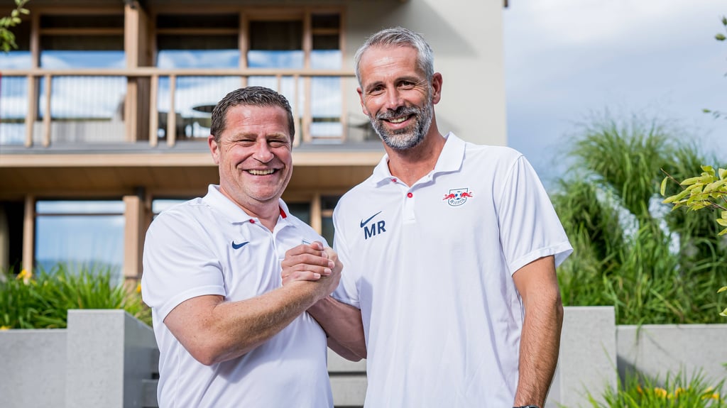 Max Eberl und RB-Trainer Marco Rose nach der Vertragsverlängerung für den Coach