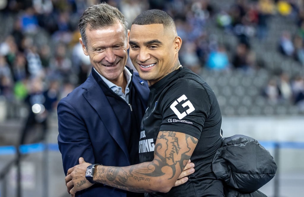 Geschäftsführer von Hertha BSC Thomas E. Herrich begrüßt Kevin-Prince Boateng (r) im Stadion.