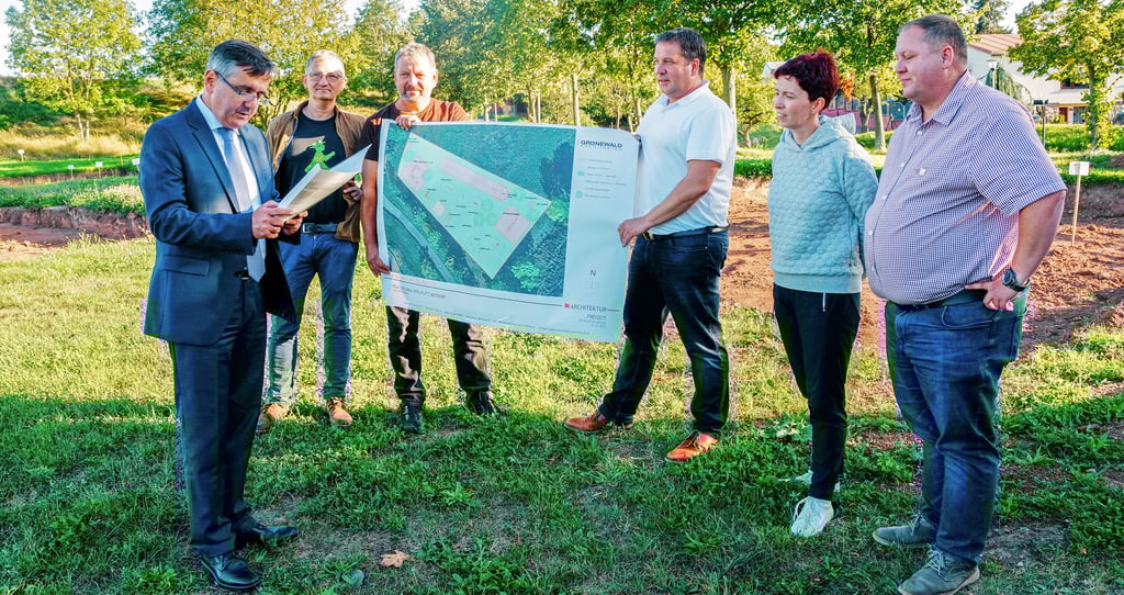 Landrat Thomas Balcerowski (links) übergibt den Förderbescheid für den neuen Spielplatz in Meisdorf.