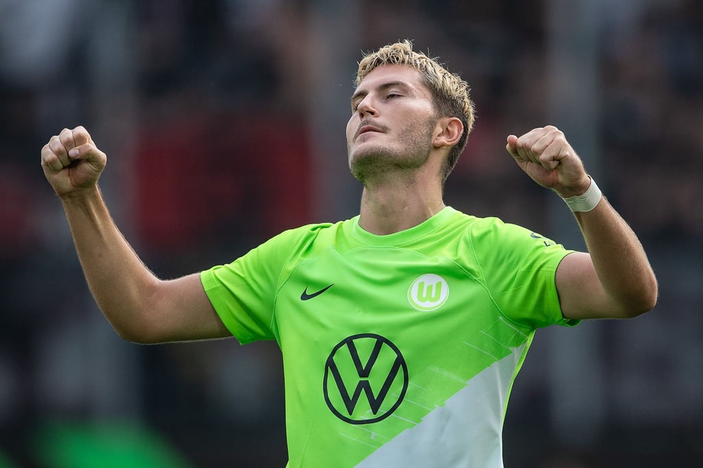 Wolfsburgs Jonas Wind jubelt nach seinem Tor zum 1:0.