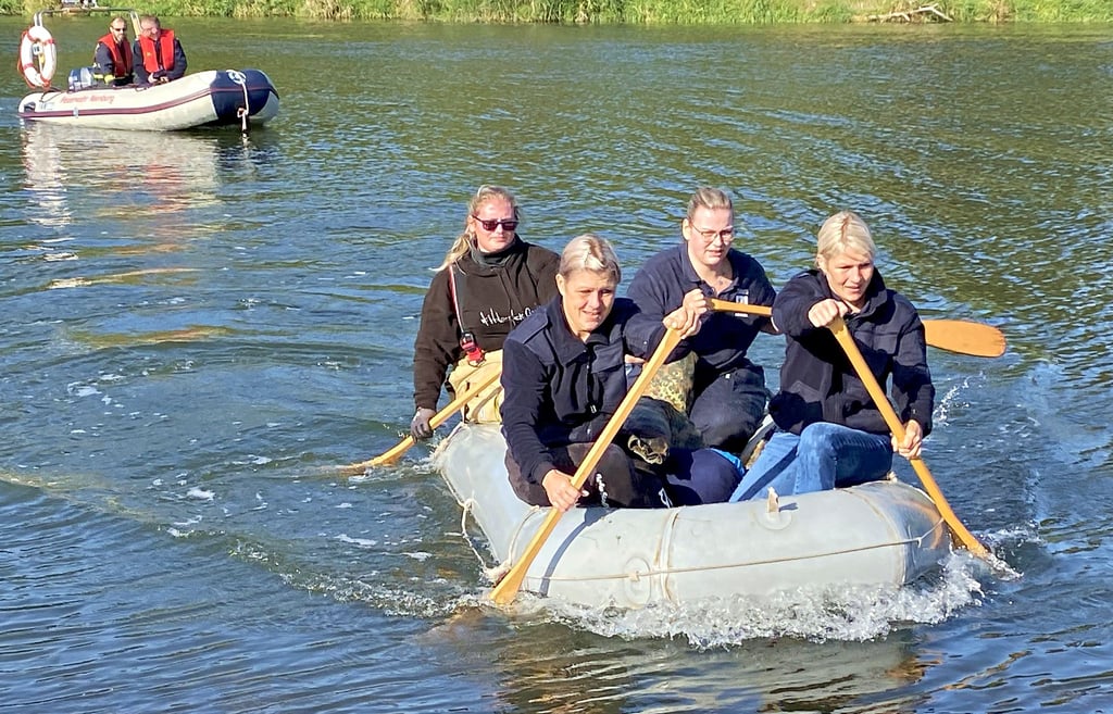 Auch fünf Frauenteams, wie das der Feuerwehr Nienburg, gingen beim 25. Schlauchbootrennen in Wispitz an den Start.