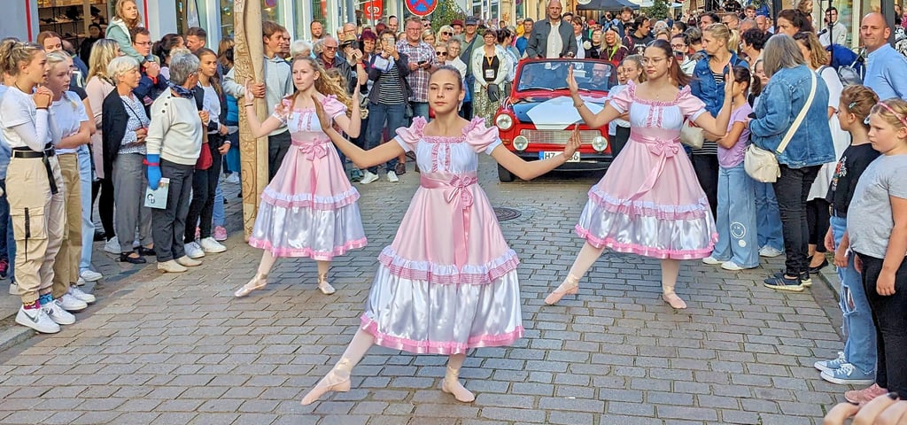 Einen Tag lang heißt es „Kunst trifft Leerstand“ in Blankenburg. Zu den Darbietungen, mit denen die Schaulustigen in der Langen Straßen beeindruckt werden, gehören die jungen Tänzerinnen der Dance Company von Monika Kudryova.