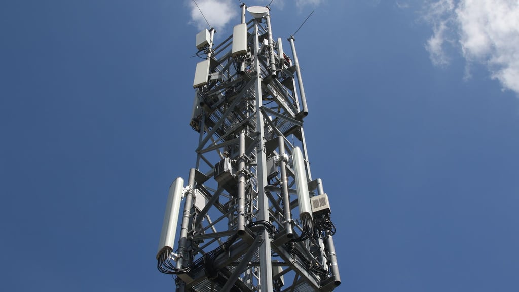 Ein Mobilfunkmast mit Antennen für den Funkstandard 5G (oben) und für LTE/4G (unten).