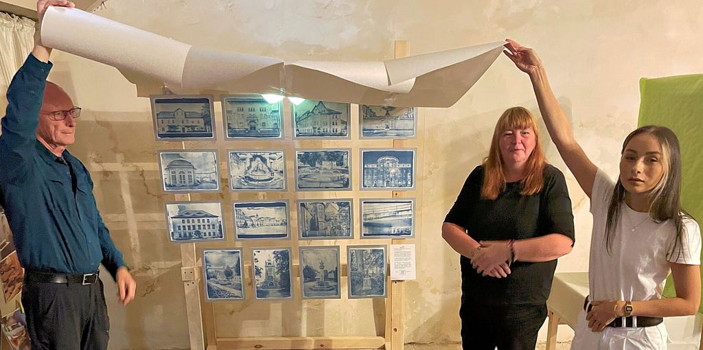 Vor der Ausstellungseröffnung ermöglichten Kurator Stephan Jung, Christel Morlok (2.v.r) und Mit-Ausstellerin Fatemeh Hassani schon mal einen Blick auf die Blaudruck-Bilder.