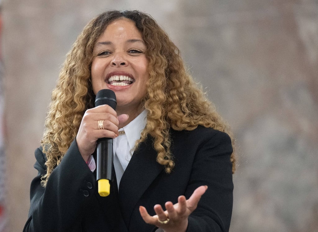 Joy Denalane singt.