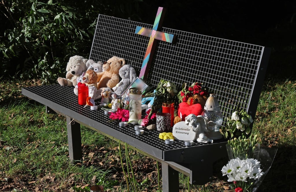 Ein Kreuz, Kerzen, Plüschtiere und Fotos erinnern an den getöteten Sechsjährigen.