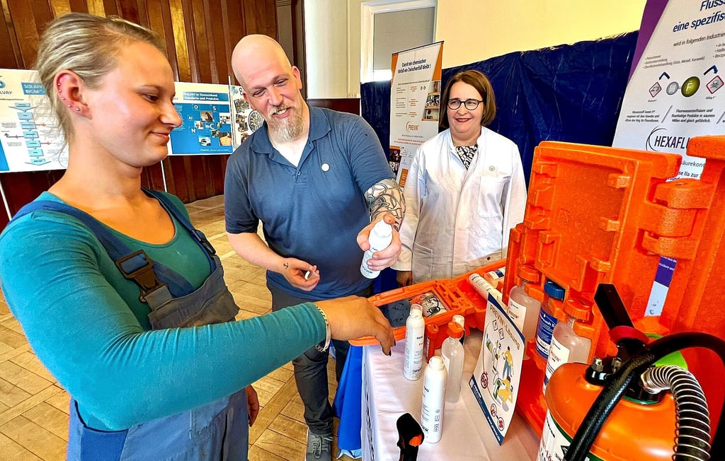 Julia Pfannschmidt lässt sich von Björn Höckele und Gaëlle Rehme das neutralisierende Spray erklären, das gegen Verätzungen hilft.
