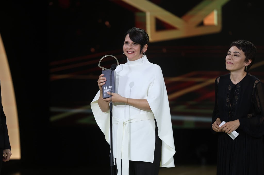 Die spanische Regisseurin Jaione Camborda (l) zeigt ihre Trophäe bei der Abschlussfeier des 71. Internationalen Filmfestivals von San Sebastián.