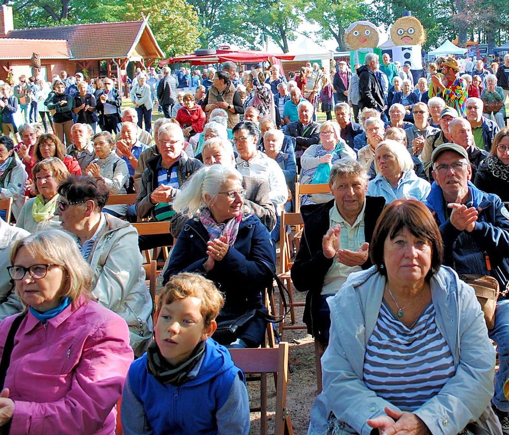 Das Kulturprogramm auf der Feldsteinbühne wurde den ganzen Tag von zahlreichen Zuschauern verfolgt.